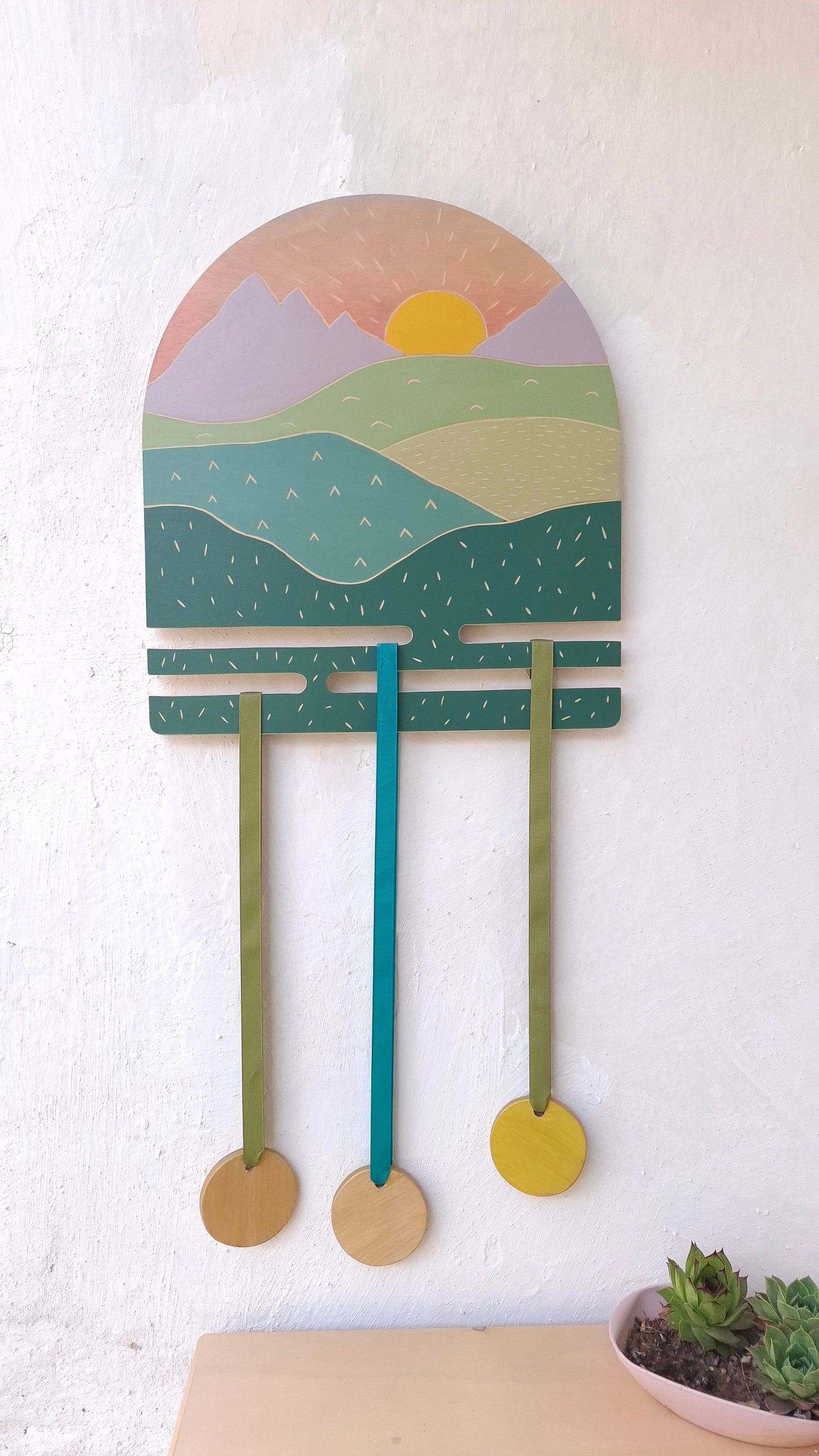 ЗАЛЕЗ Закачалка за медали от дърво – ръчна изработка