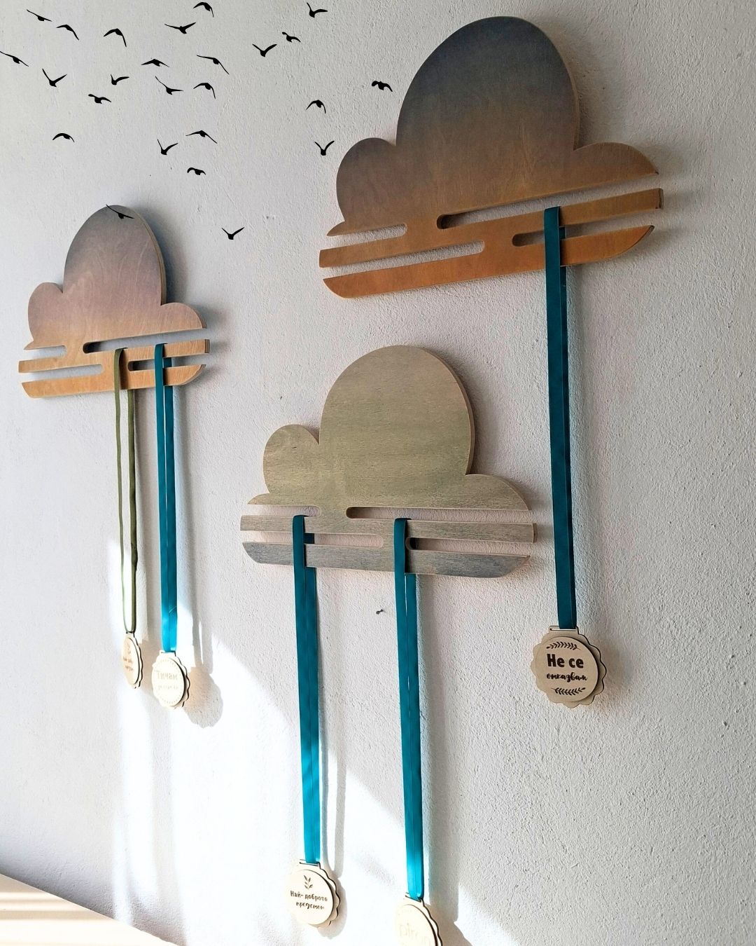 ОБЛАК Закачалка за медали от дърво – ръчна изработка