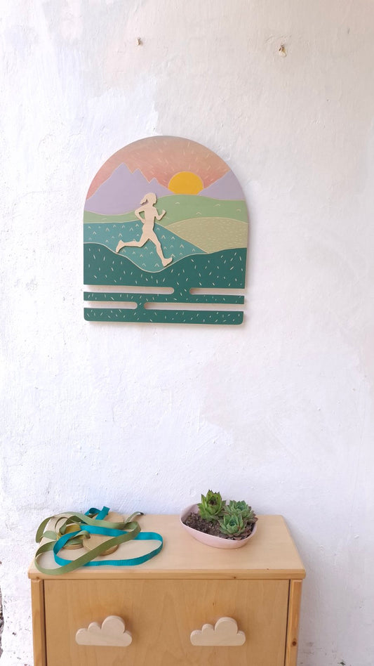 ЗАЛЕЗ Закачалка за медали от дърво – ръчна изработка