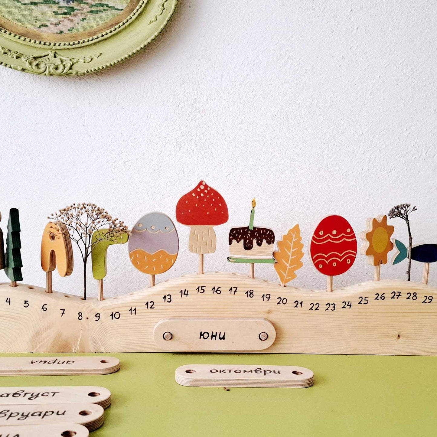 Календар за цялата година от дърво